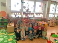 Zdobení vánočního stromečku ve třídě - Berušky